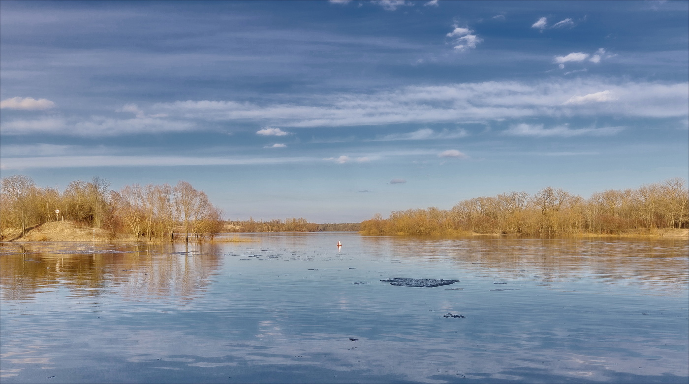 Последние льдины по синей реке...
