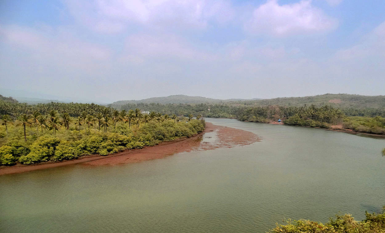 Река выбралась из гор на просторы