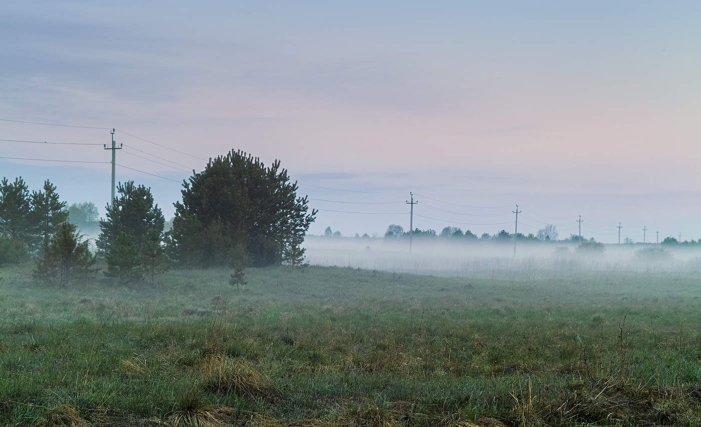 Стелится туман под проводами