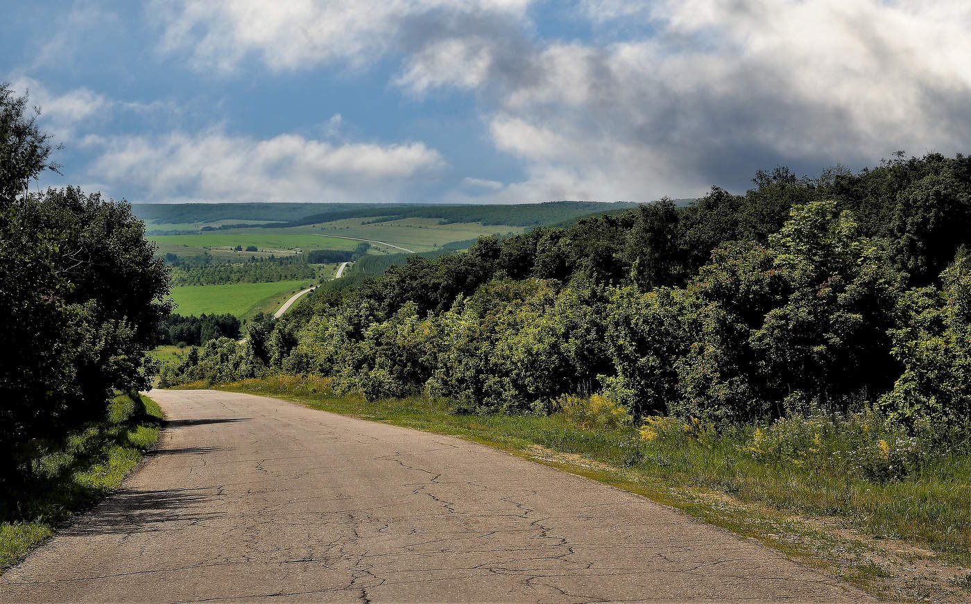 " А дорога серою лентою вьется "