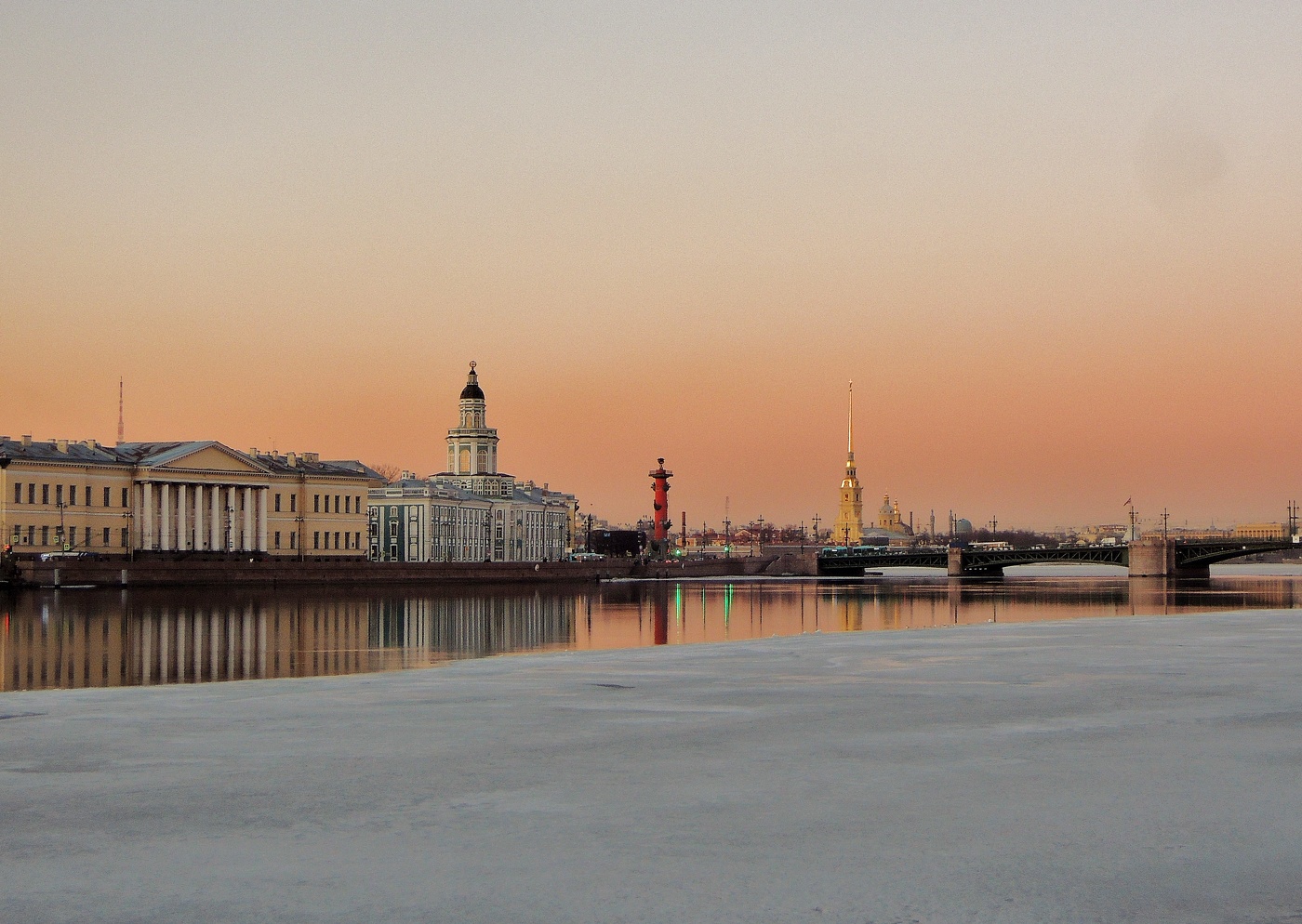 опускался на город вечер