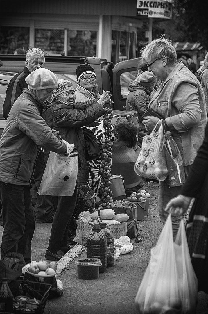 есть газеты, семечки колёные