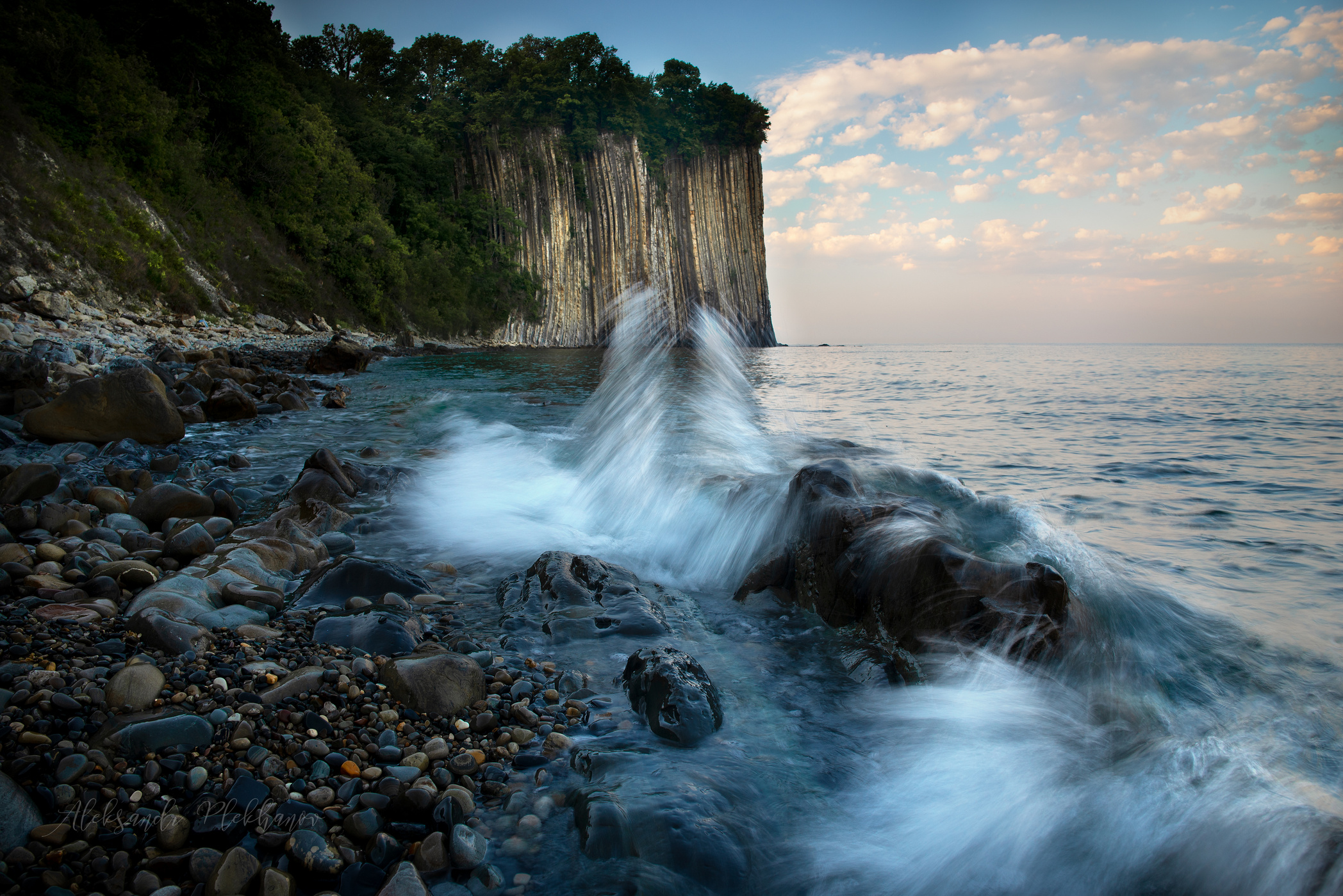Брызги волн у скалы Киселёва ранним утром