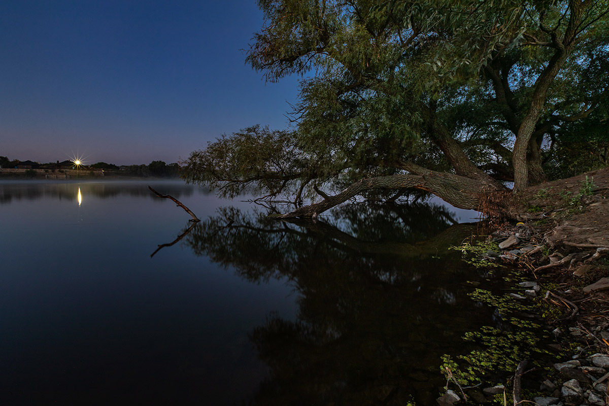 Фонарь на берегу