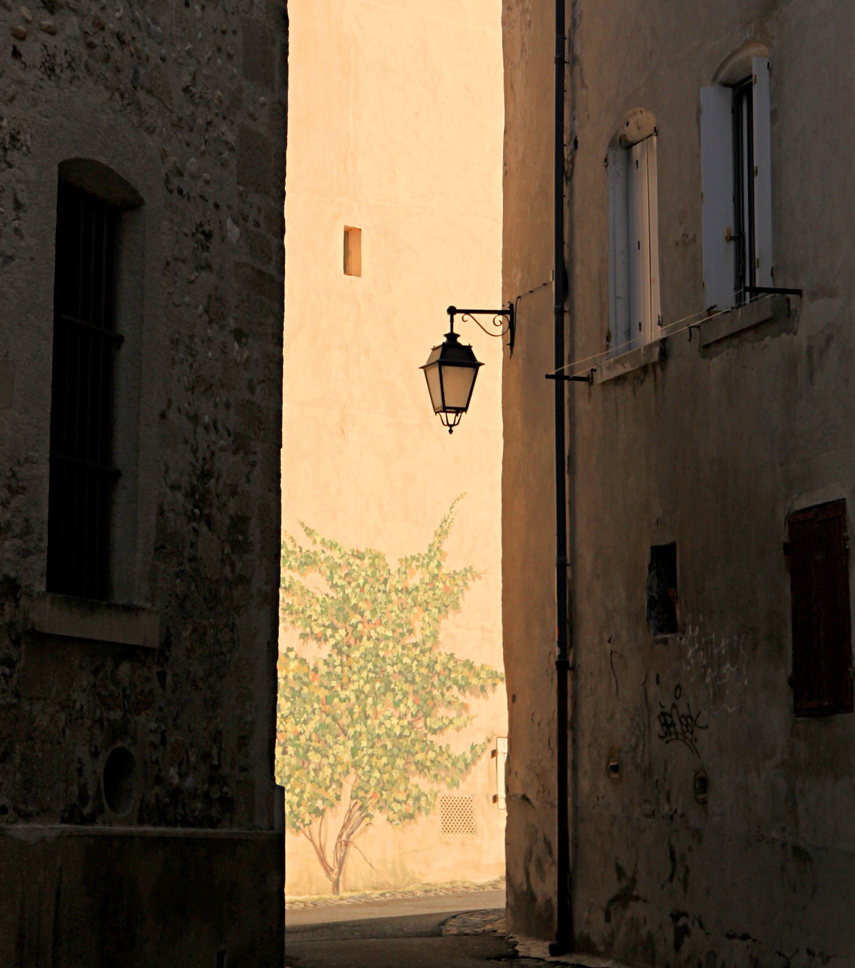 Одинокий фонарь в конце улочки