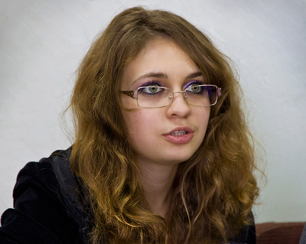 Эти глаза напротив.