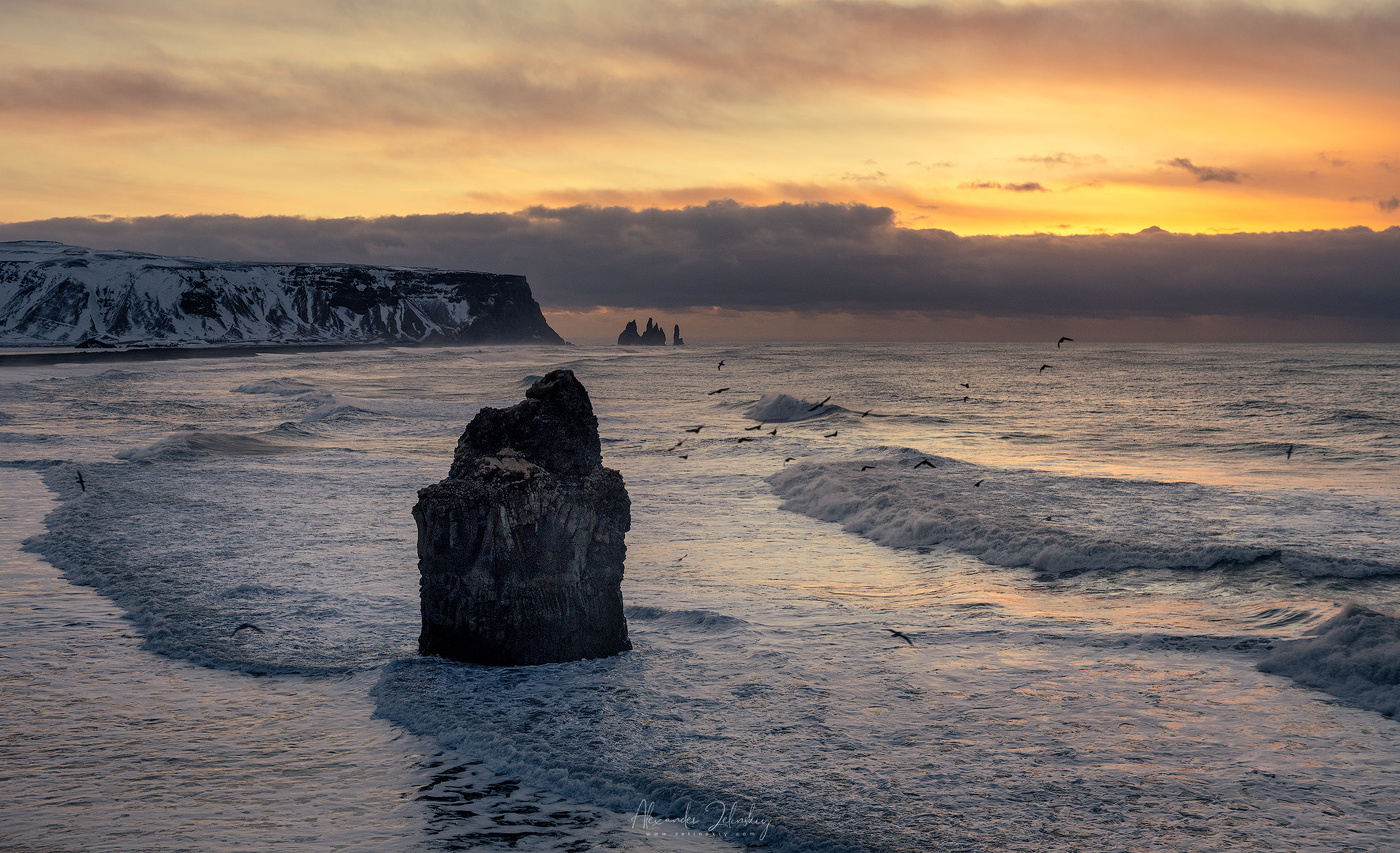 На рассвете у черных скал
