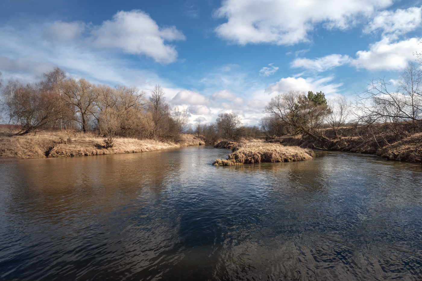 весенняя река