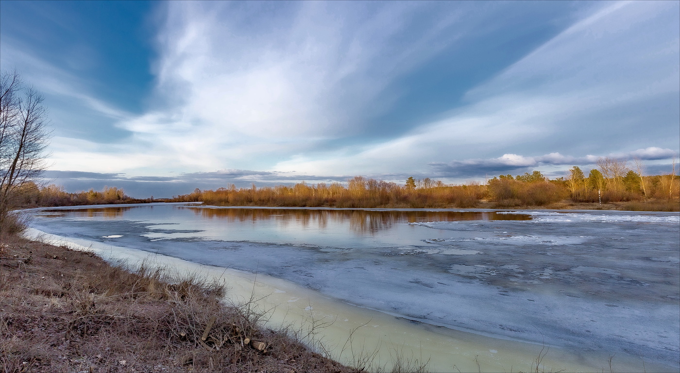 Набирается силы весенней река...