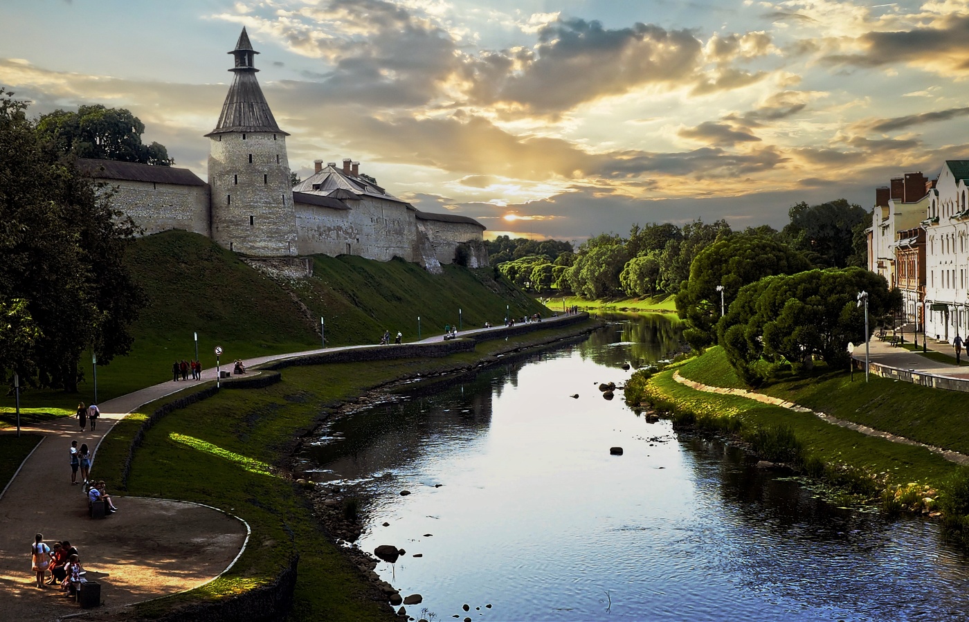 У стен древнерусского кремля.