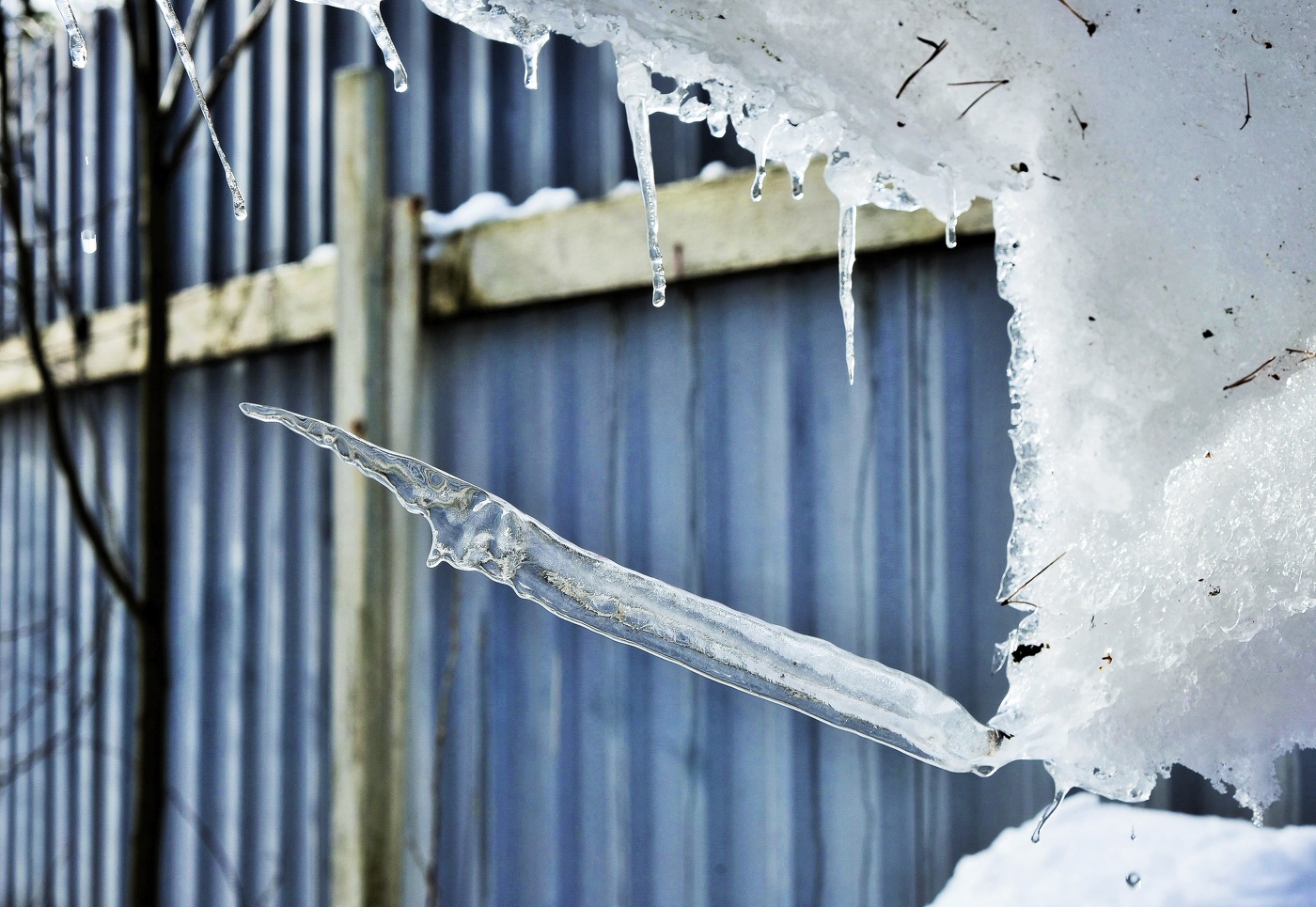 "И сосулька длинный нос над окном повесила..."