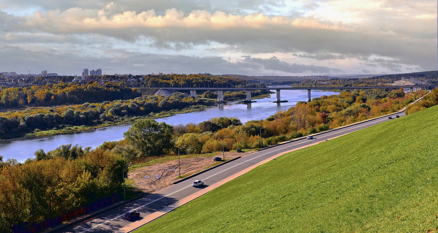 Вьётся лентой голубой меж берегов Ока.