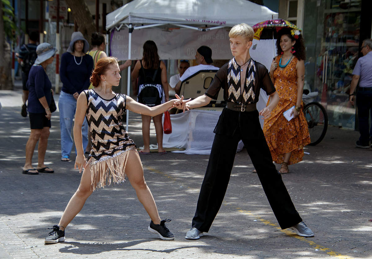 Уличные танцоры