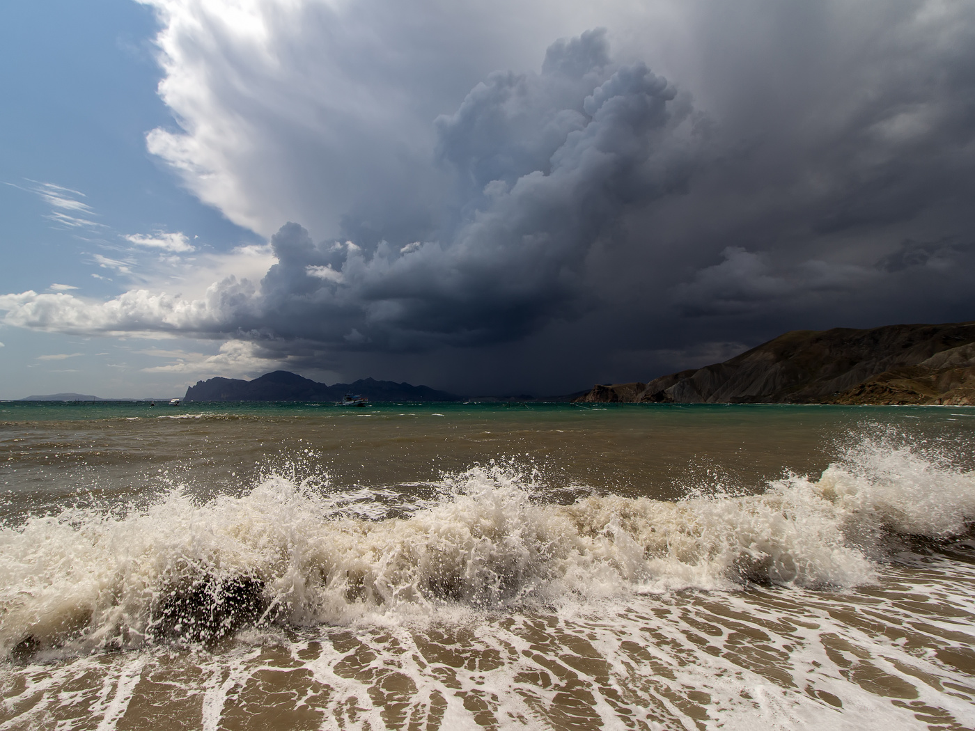 Надвигается...