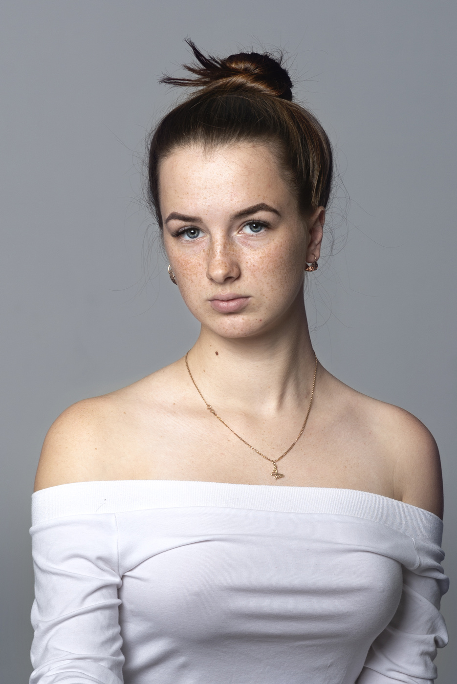 Девушка с веснушками