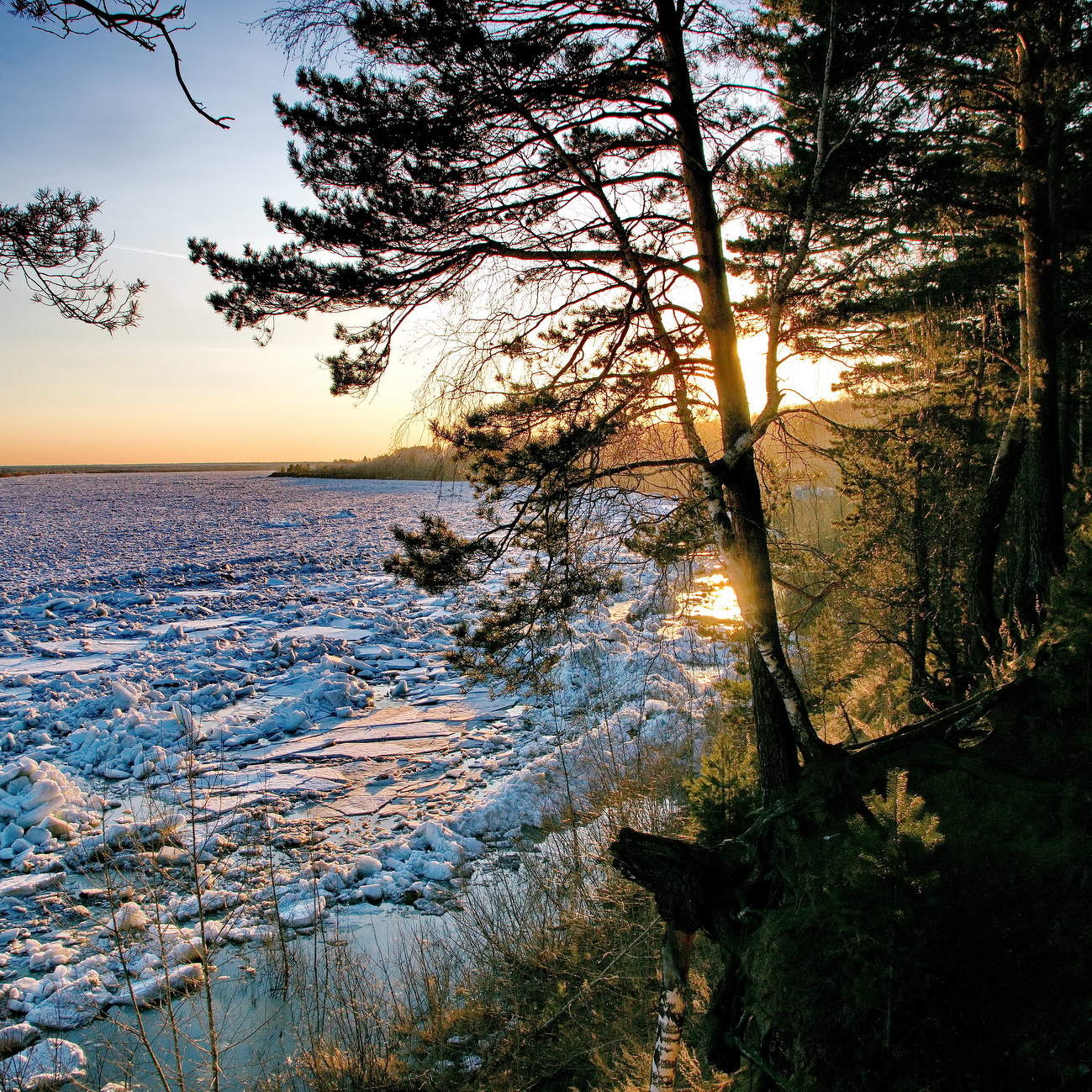 Вечер над весенней рекой.