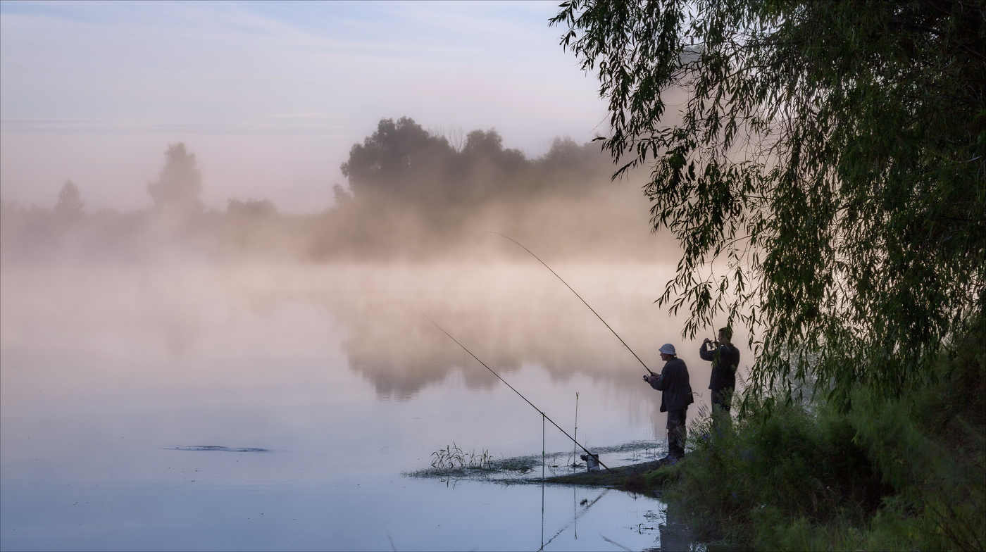 Туман над сонною рекой...