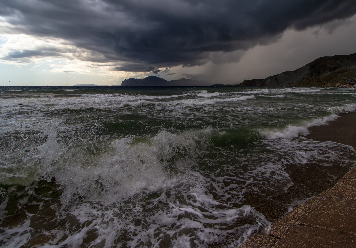 Поливает....