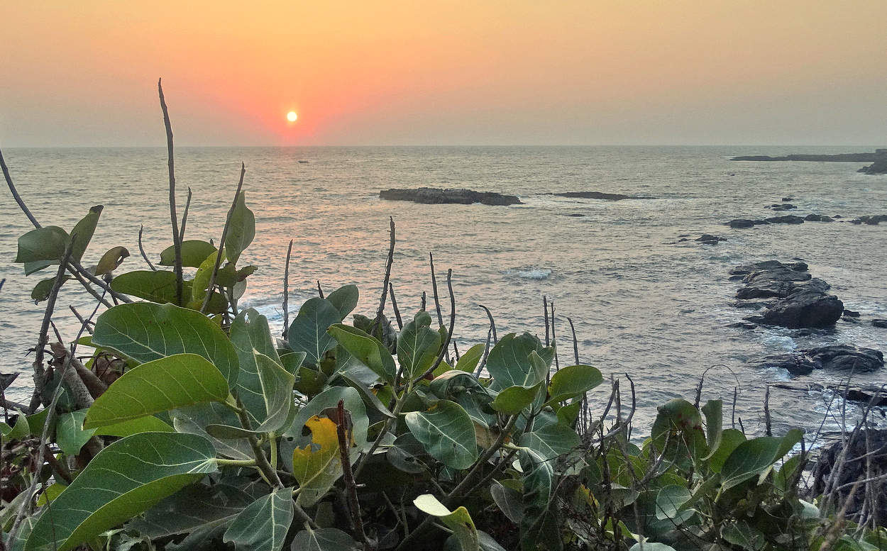 Провожая тёплый морской вечер