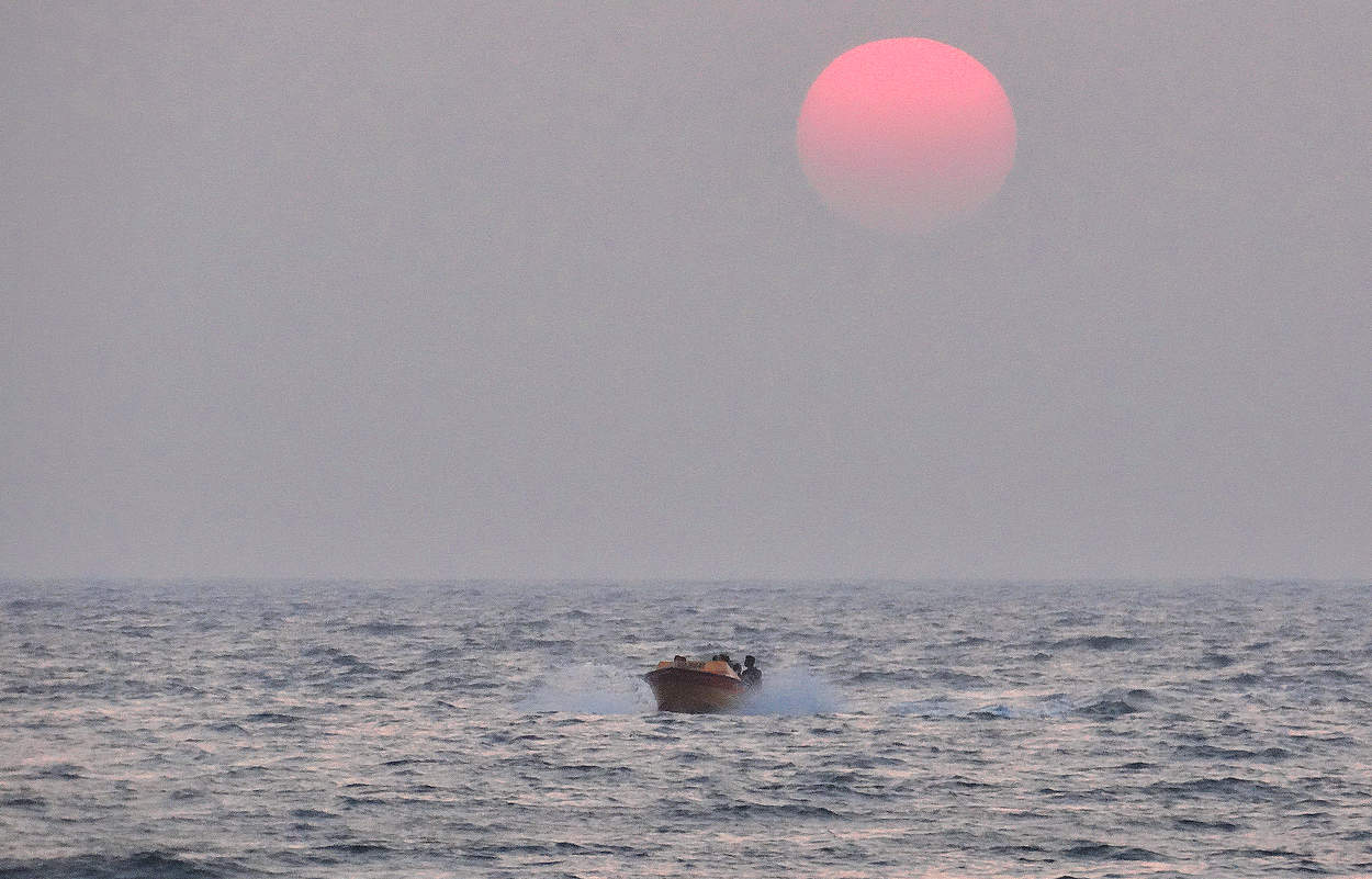 Огромное красное солнце садится