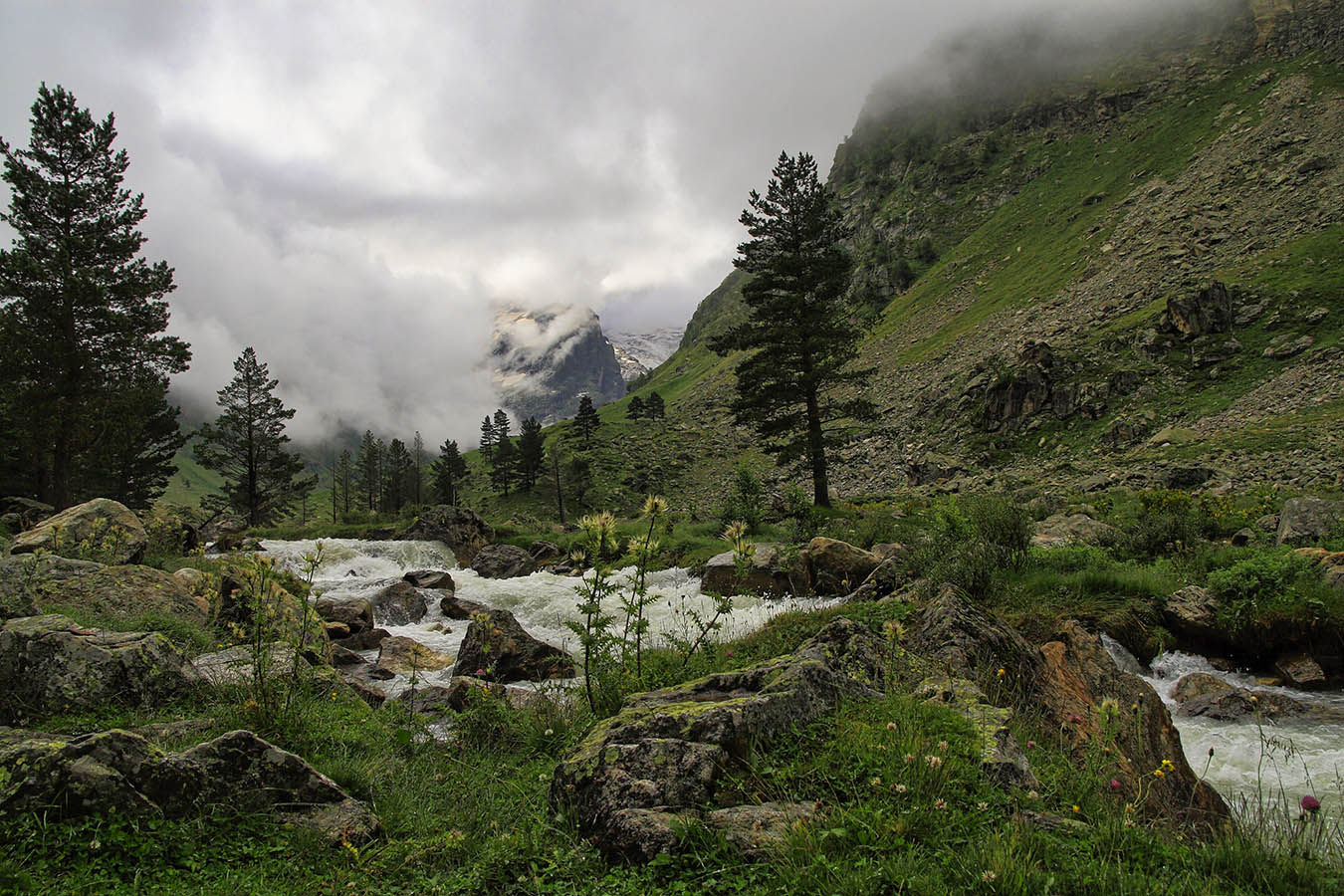 В ущелье Кичинекол