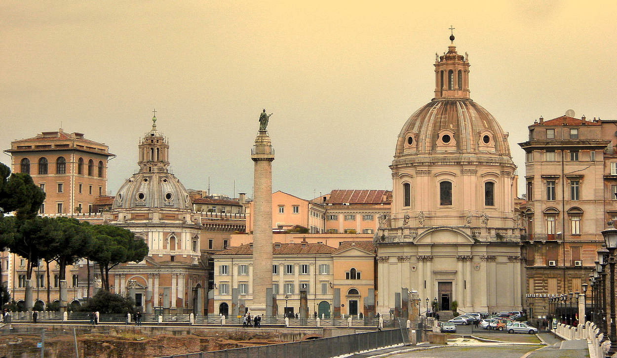 В центре церковь Санта-Мария ди Лорето
