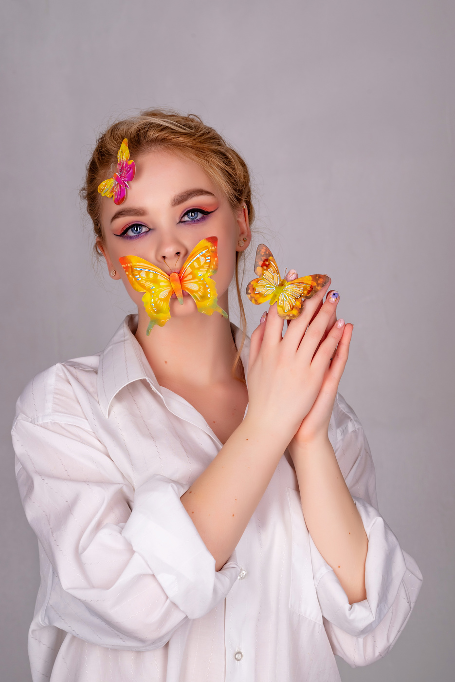 Портрет с белой рубашке