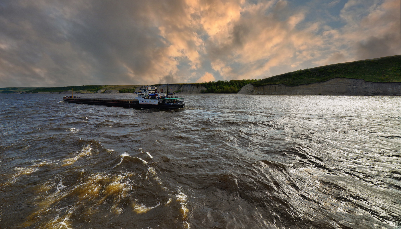 По Волге реке.