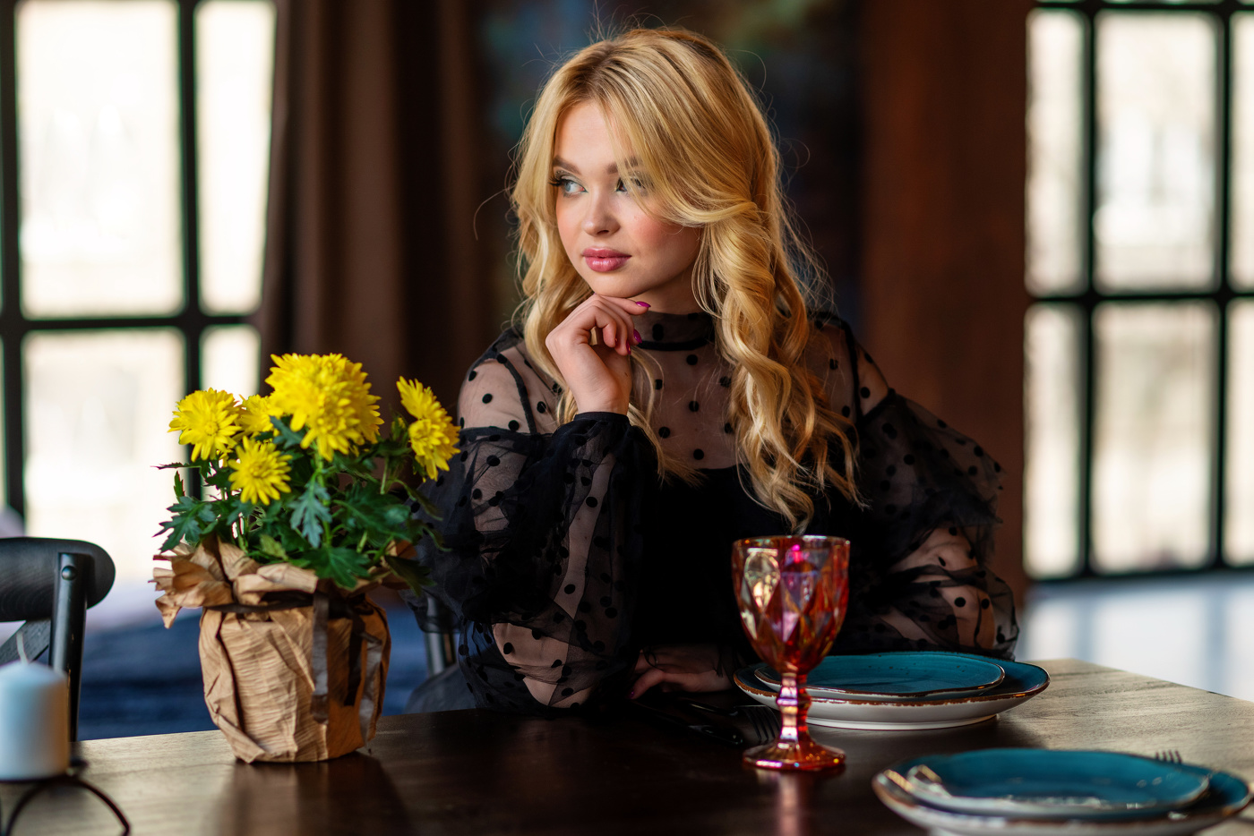 Портрет с жёлтыми цветами