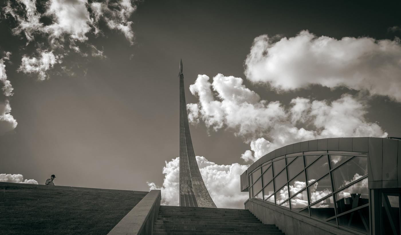 Композиция с облаками и фигуркой человека