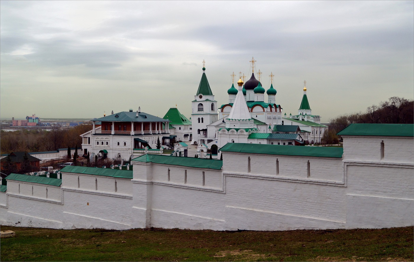 Монастырские стены