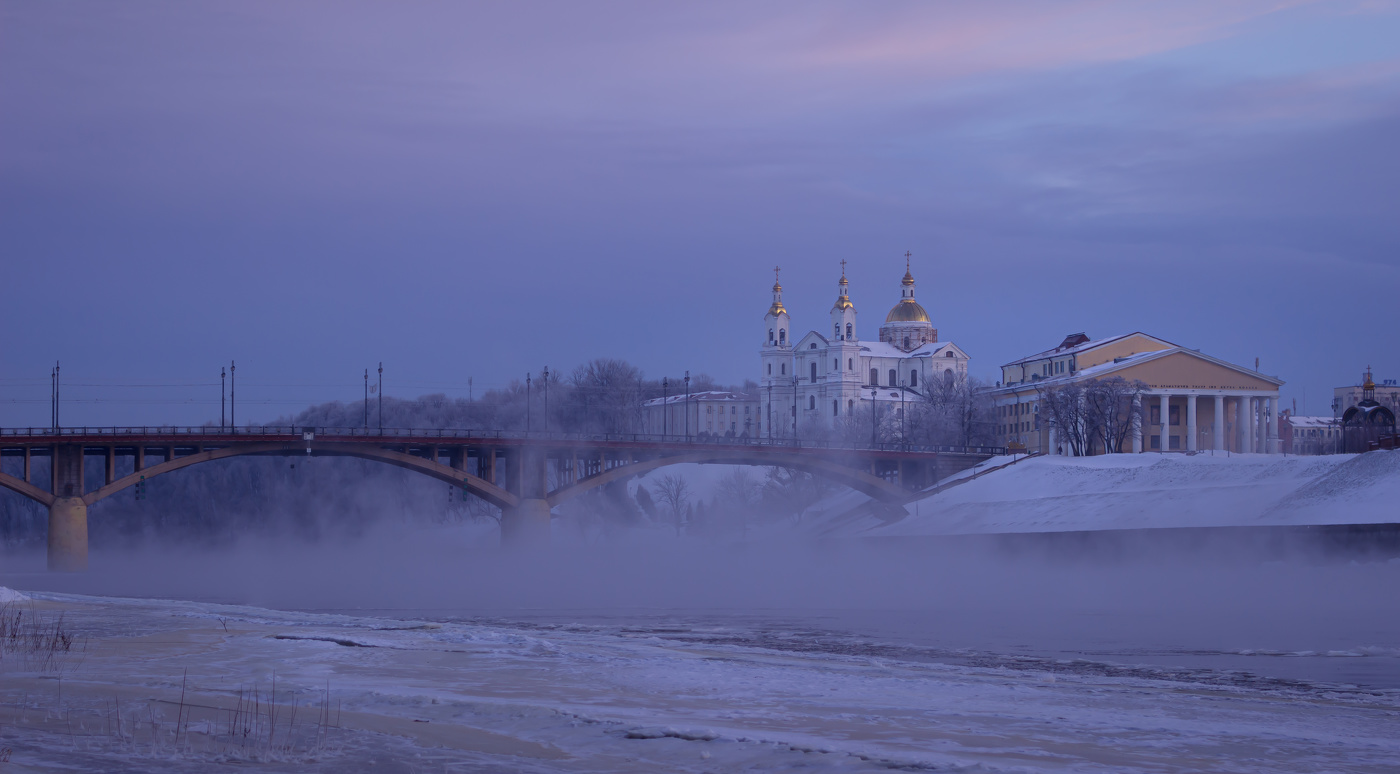 Sonnenaufgang über dem Fluss