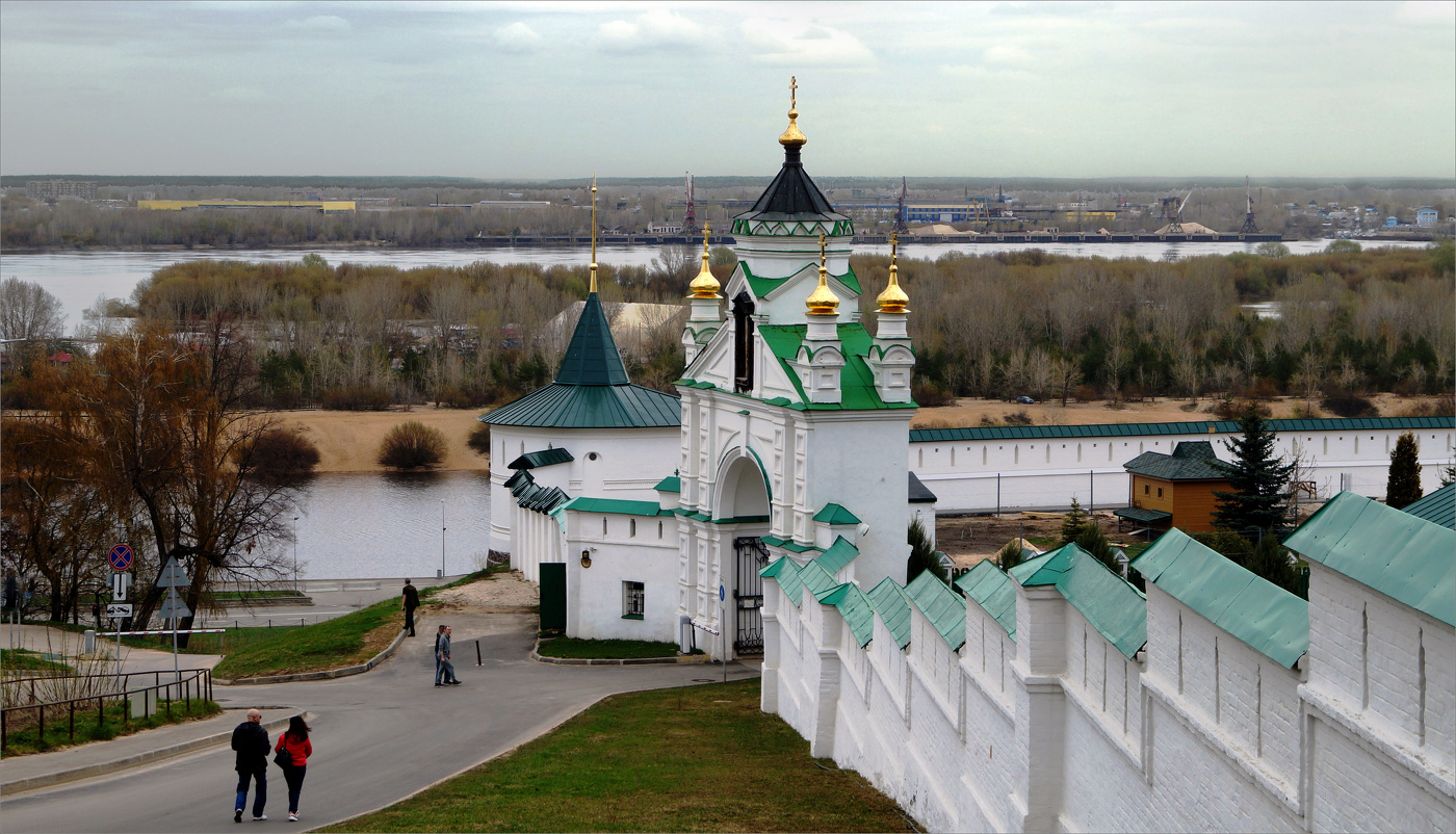 У монастырских ворот