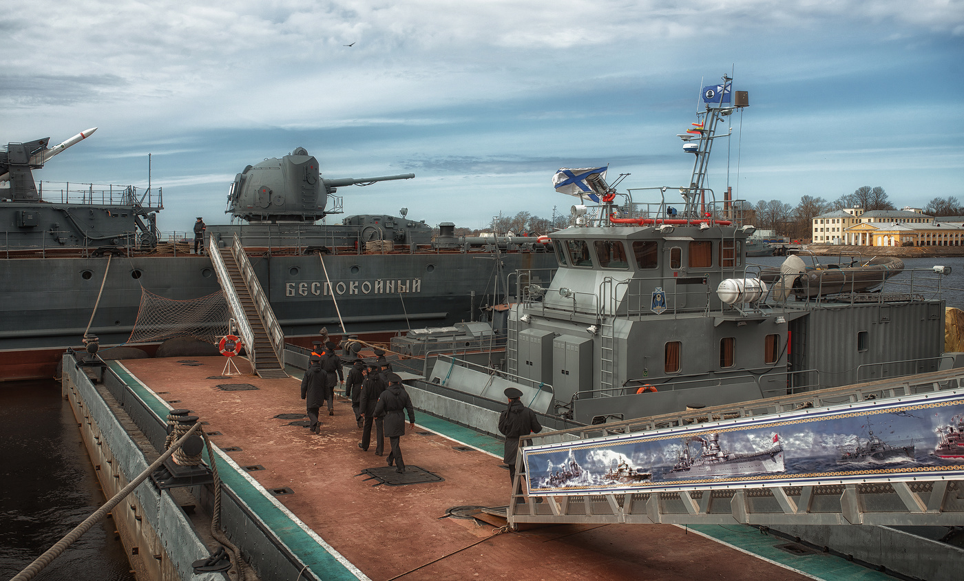 На дежурство...