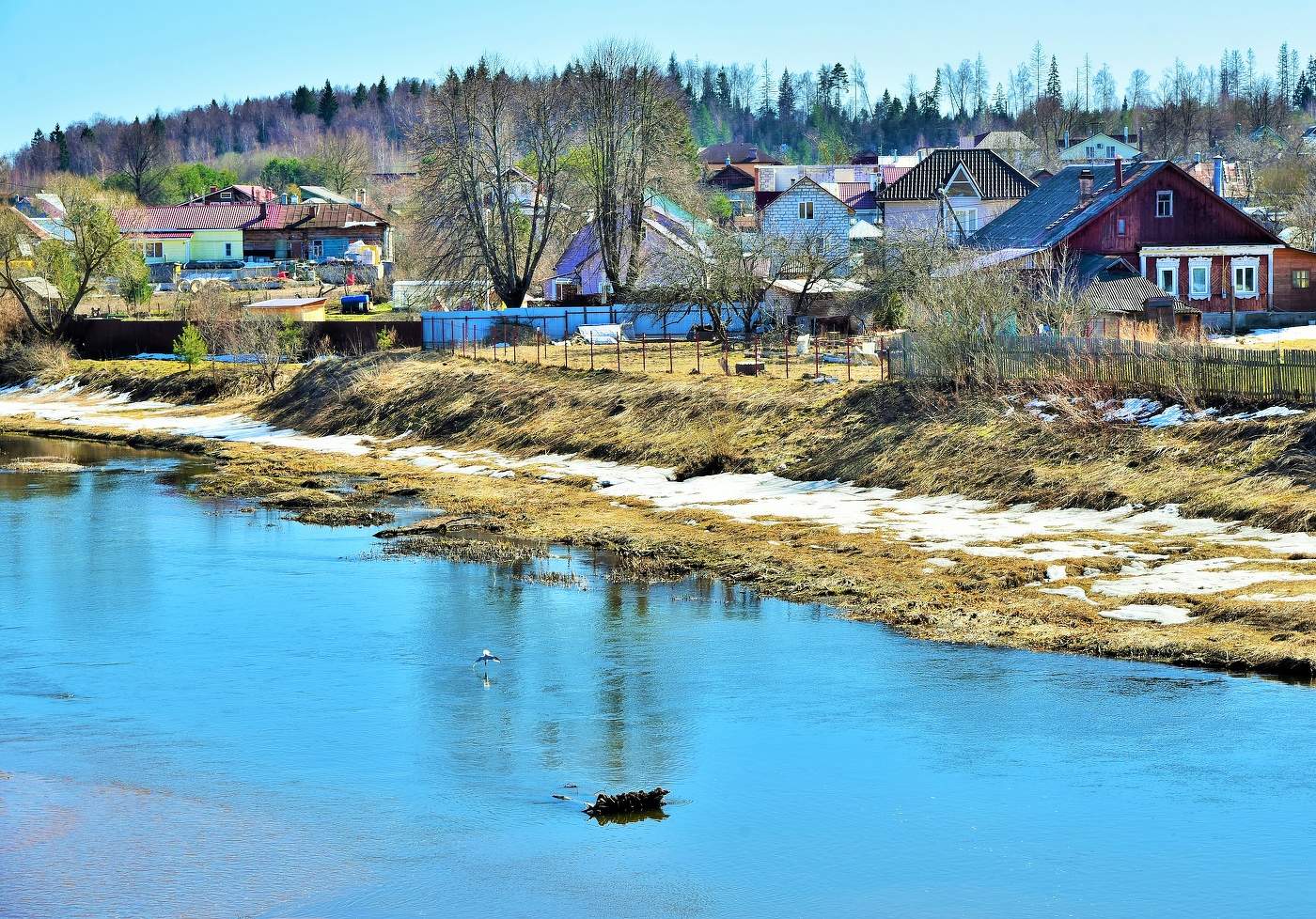 Деревушка на берегу реки ...