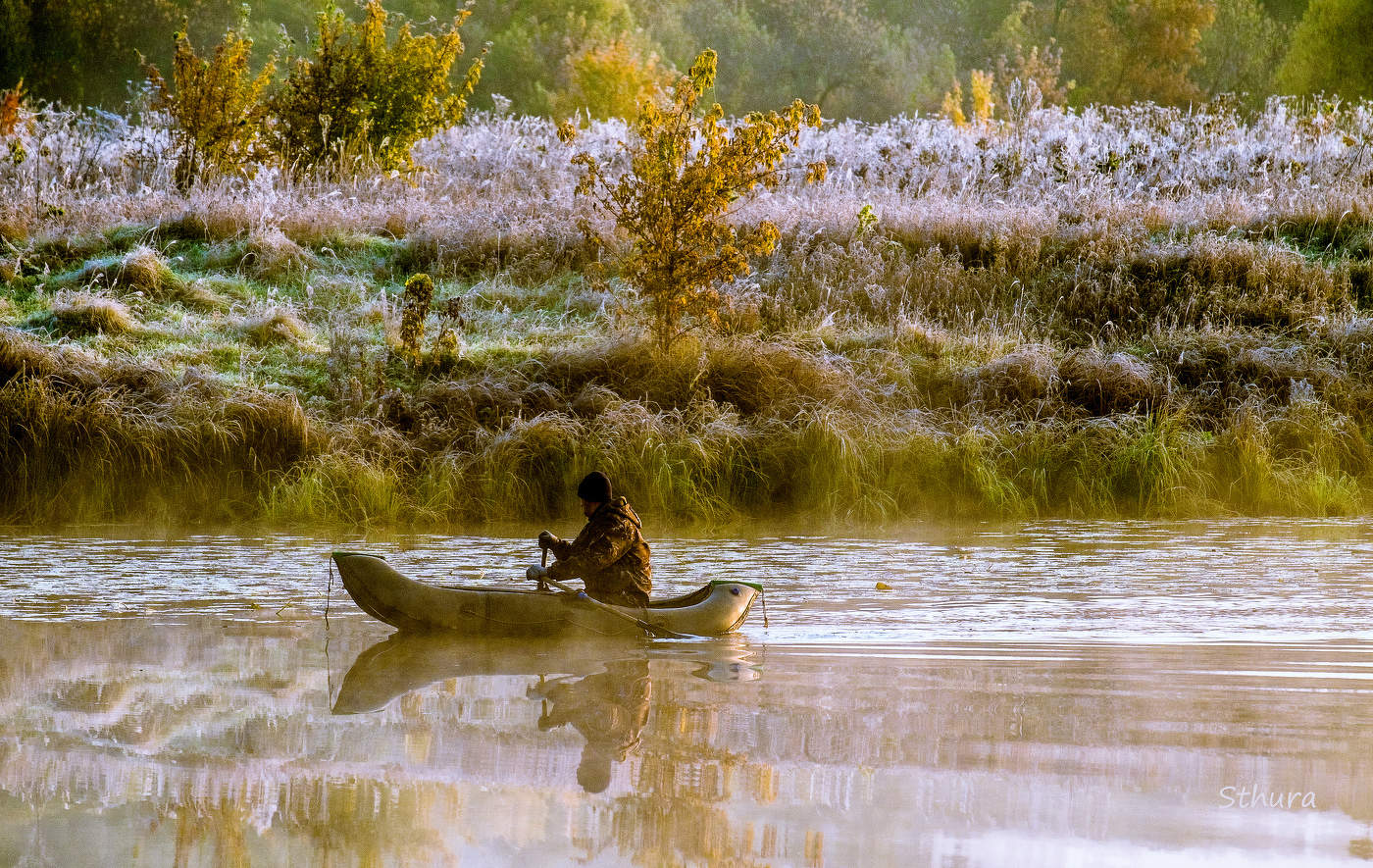 Рыбак на лодке.