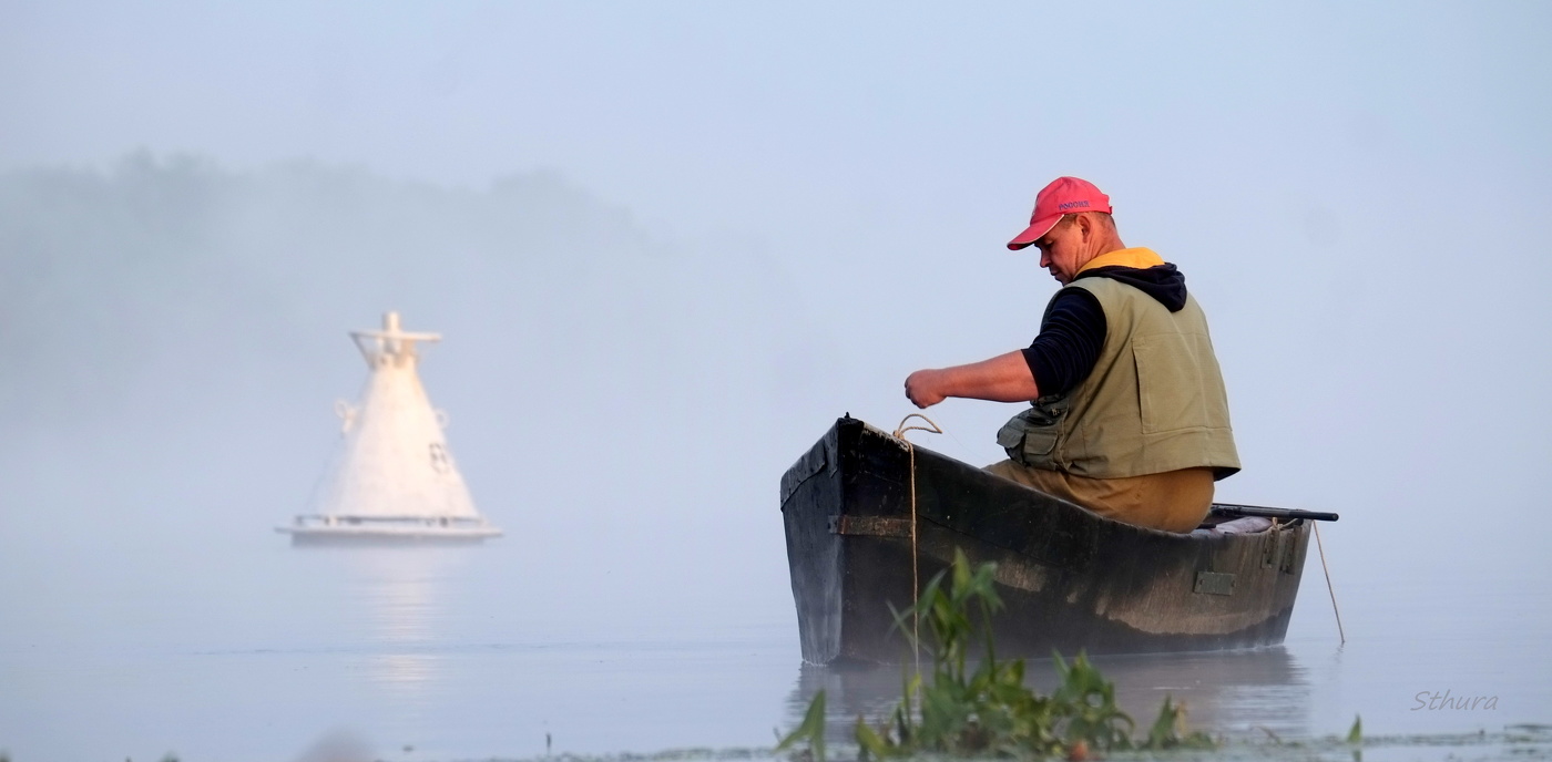 Рыбак на лодке.