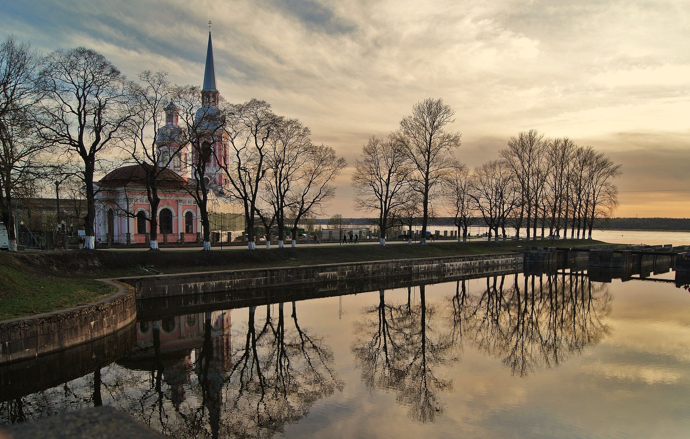 опустился на город вечер