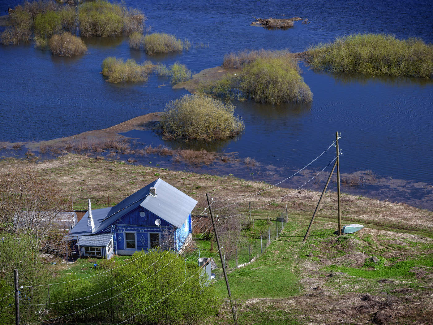 Дом у реки