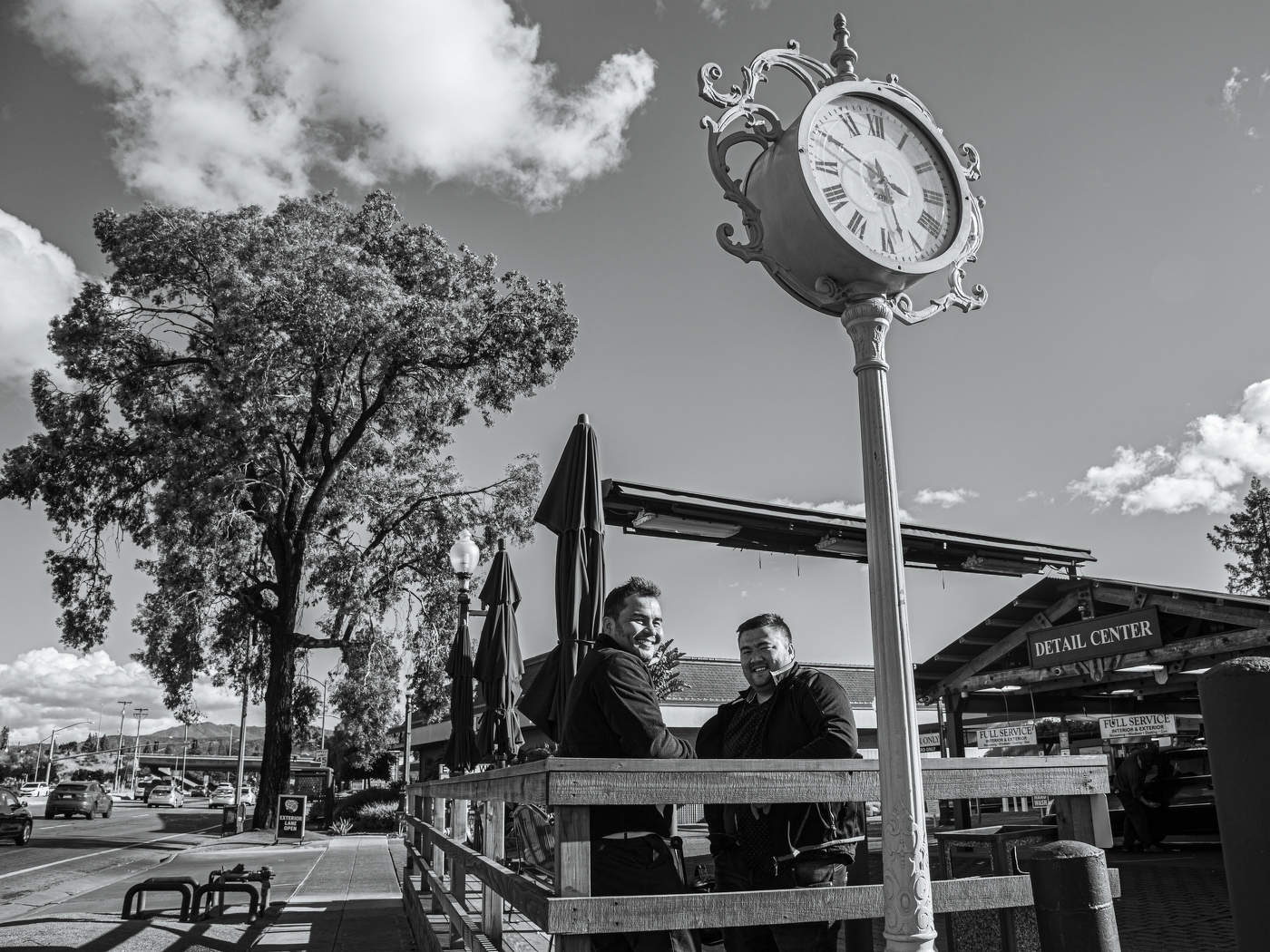 Мужчины под часами