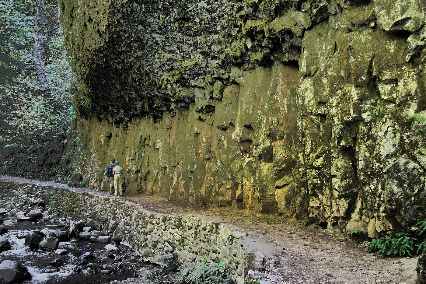 нависшая угроза