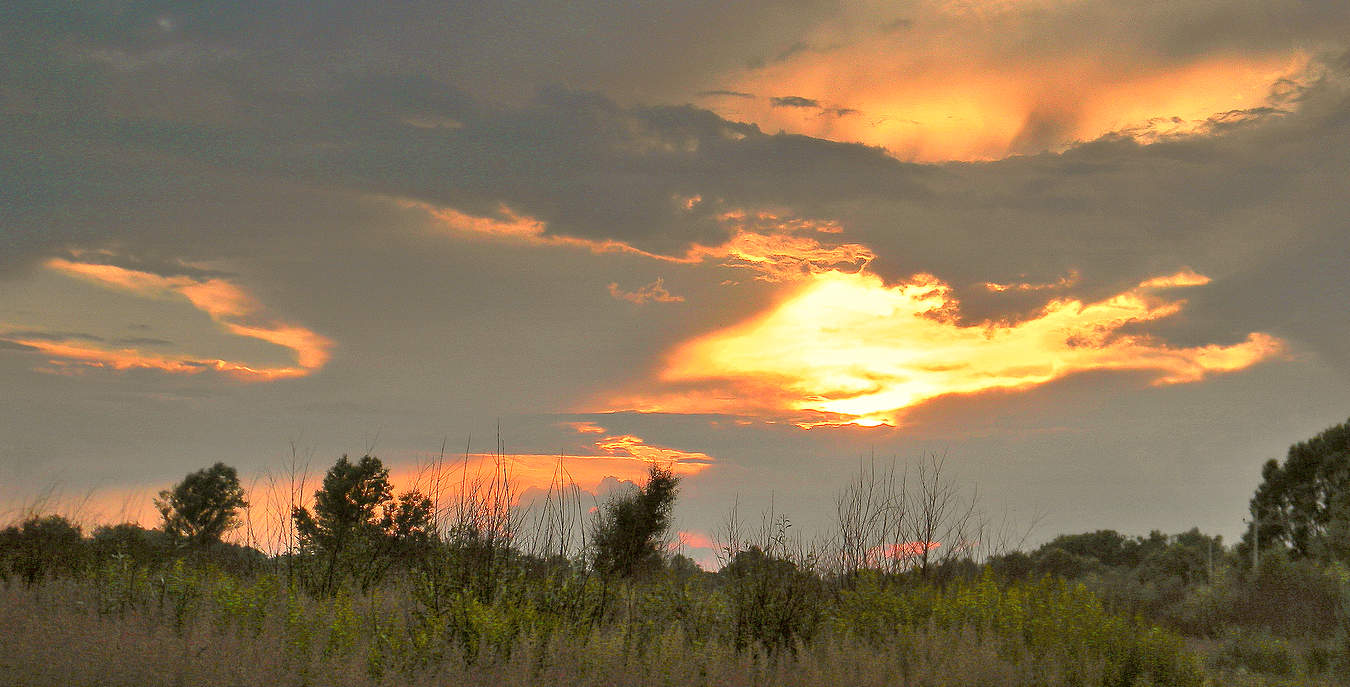 Вечерние просветы сквозь грозовые тучи