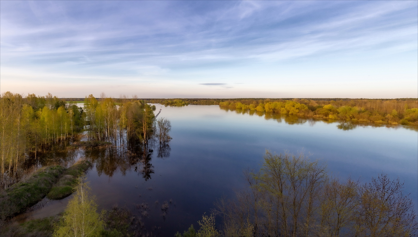 Спустился вечер.Тихо над водой...