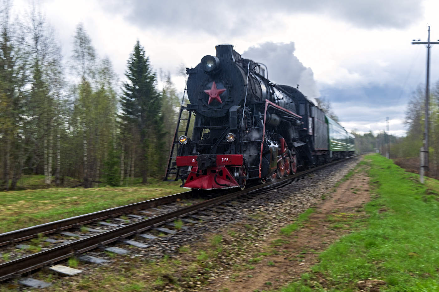 Паровоз по рельсам мчится