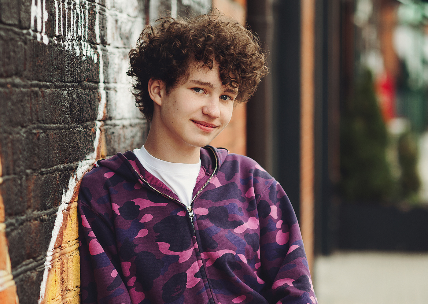 А вы знали, что у кудрявых голов , волосы укладывает ветер..)