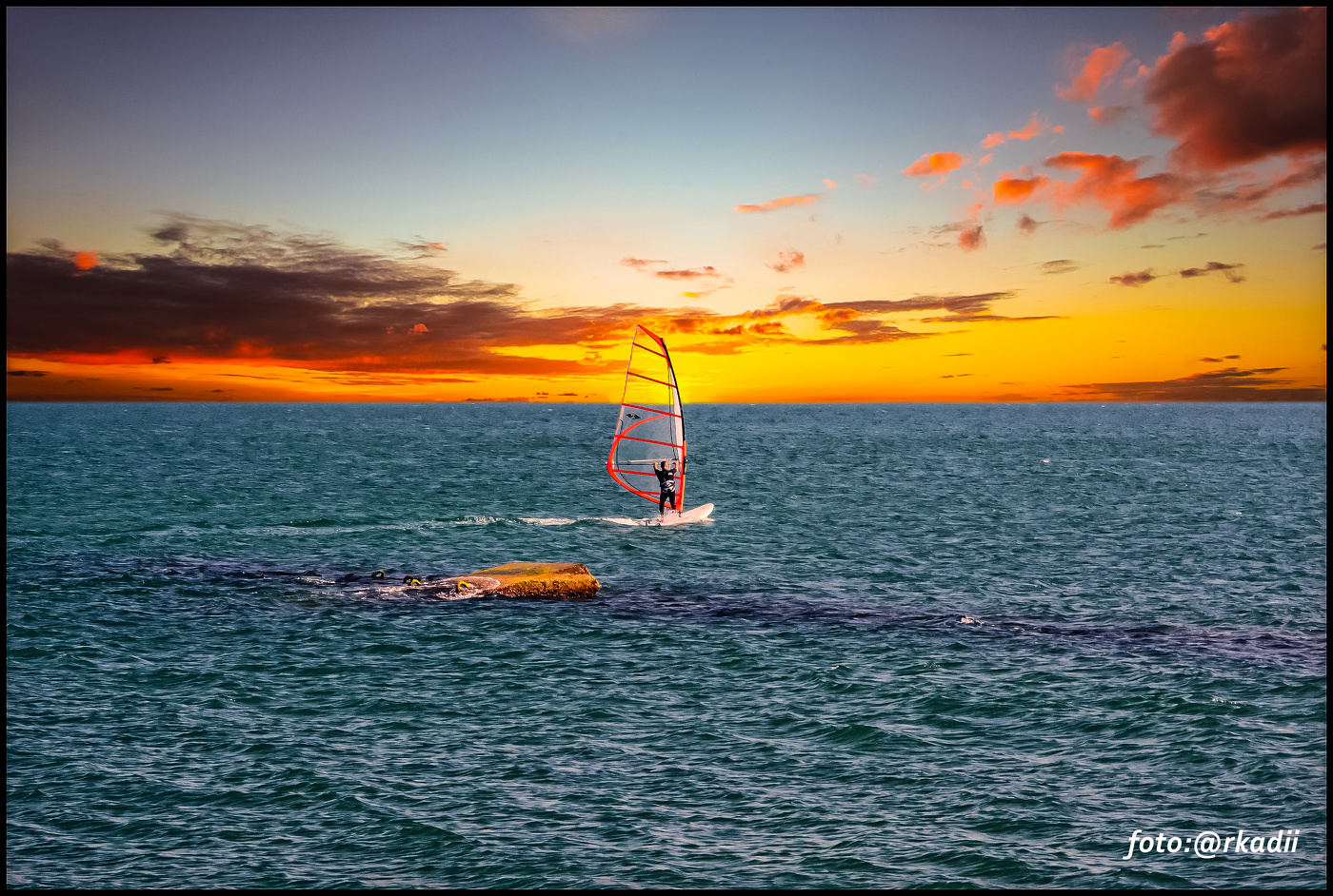 Одинокий виндсёрфер.