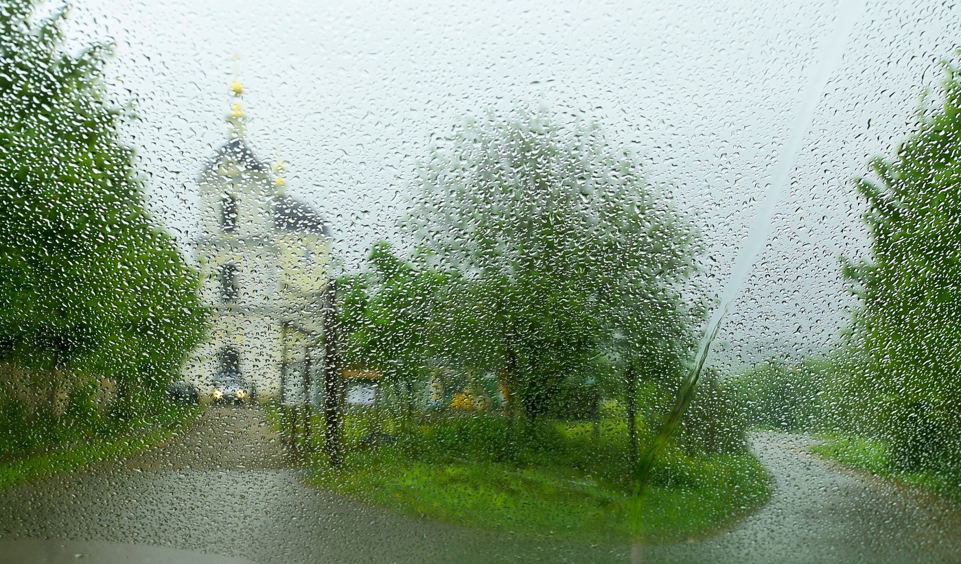 "А за окном июнь холодный: дождь, ветер ..."