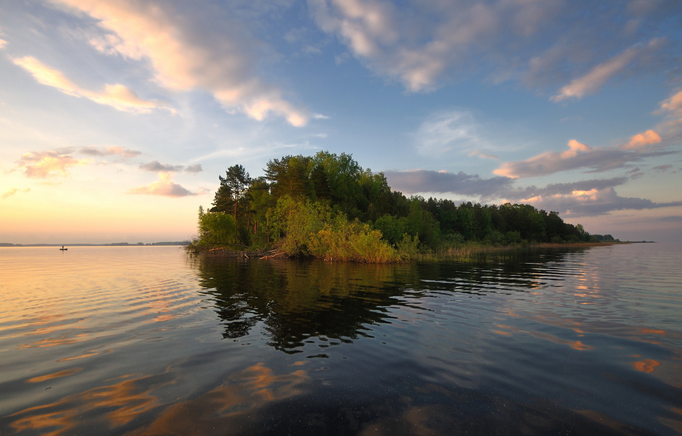 Тихим июньским вечером.