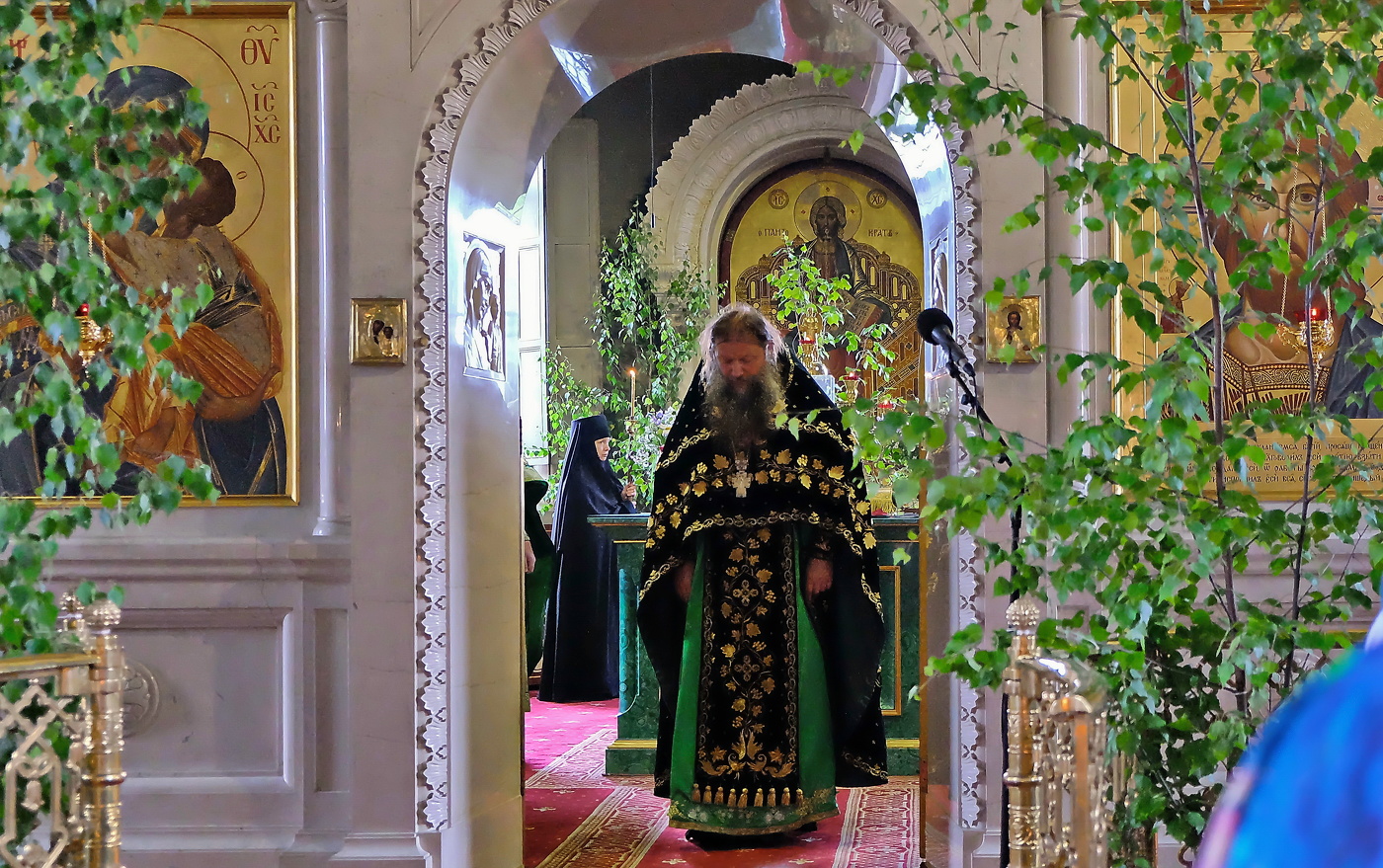Монастырь. Праздничная служба.