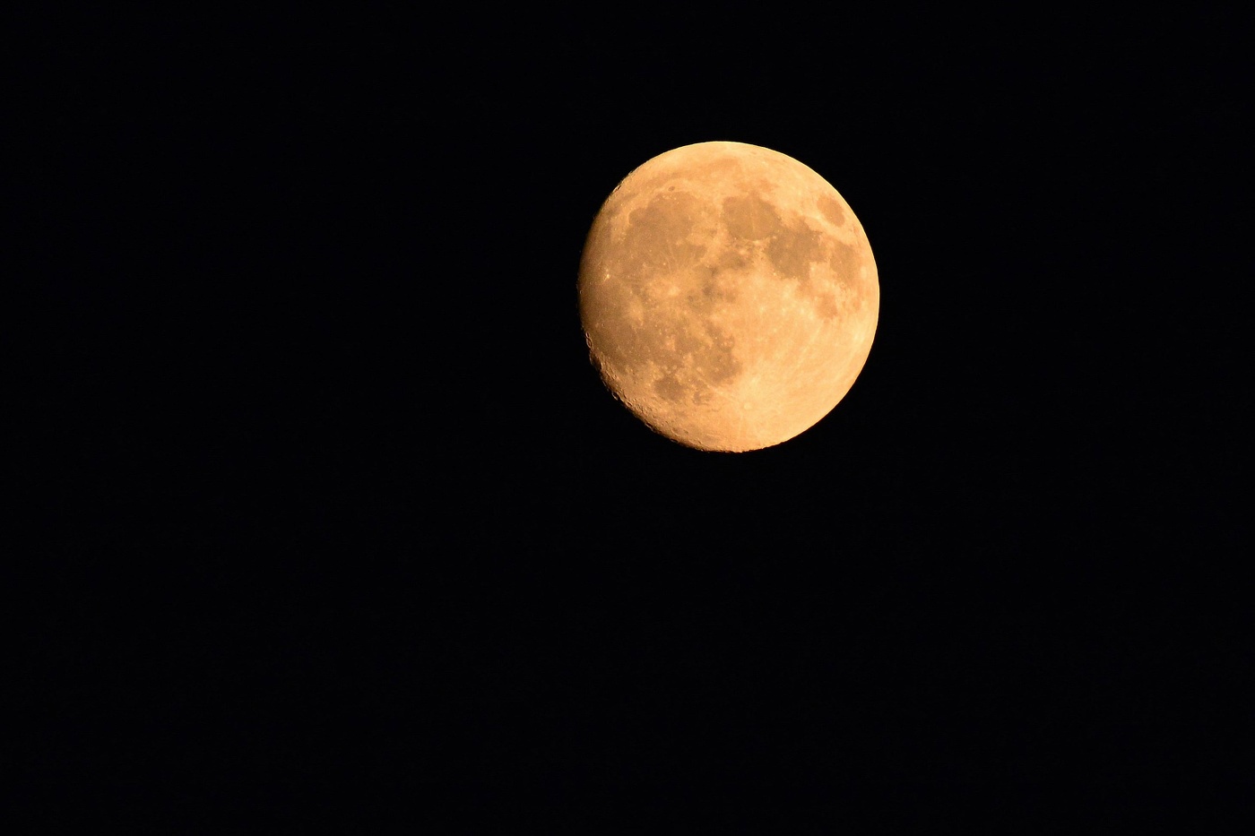 "Надо мной луна, подо мной ..."